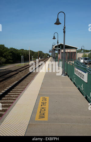 Sehen Sie sich die Lücke beim Eisenbahn Bahnsteigkante Westhampton Long Island USA unterzeichnen Stockfoto