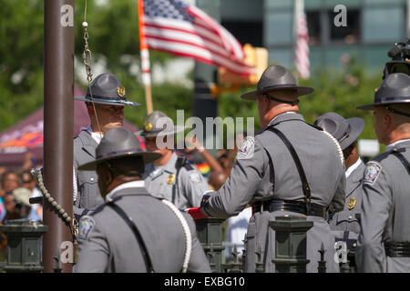 Columbia, South Carolina, USA. 10. Juli 2015. South Carolina State Police Ehre wache Falte der Konföderierten Flagge am State House während einer Zeremonie, das Symbol 10. Juli 2015 in Columbia, South Carolina zu entfernen. Bildnachweis: Planetpix/Alamy Live-Nachrichten Stockfoto