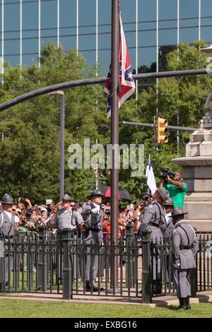 Columbia, South Carolina, USA. 10. Juli 2015. South Carolina State Police Ehren Wache niedriger die Konföderierten Flagge im Repräsentantenhaus im Rahmen einer Feierstunde das Symbol entfernen 10. Juli 2015 in Columbia, South Carolina. Bildnachweis: Planetpix/Alamy Live-Nachrichten Stockfoto