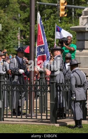 Columbia, South Carolina, USA. 10. Juli 2015. South Carolina State Police Ehren Wache niedriger die Konföderierten Flagge im Repräsentantenhaus im Rahmen einer Feierstunde das Symbol entfernen 10. Juli 2015 in Columbia, South Carolina. Bildnachweis: Planetpix/Alamy Live-Nachrichten Stockfoto