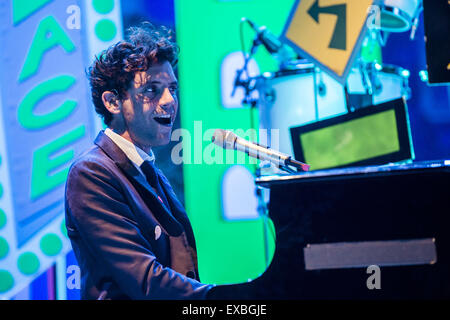 Barcelona, Katalonien, Spanien. 10. Juli 2015. Libanesisch-britischer Sänger und Songschreiber MIKA führt live auf der Bühne beim "Pedralbes Music Festival" in Barcelona Credit: Matthias Oesterle/ZUMA Wire/ZUMAPRESS.com/Alamy Live News Stockfoto