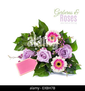Blumenstrauß aus rosa und lila Blumen auf weißem Hintergrund, Platz für Ihre Begrüßung auf Holz- tag Stockfoto