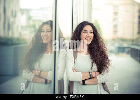 schöne lockige lange brünette Haare Marokkanerin in der Stadt Stockfoto