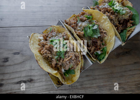 Pork Carnitas Tacos auf einem Holztisch Stockfoto