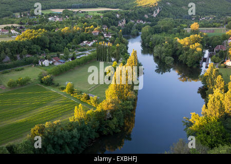 Blick auf den Fluss Lot und Vallée du Lot von Saint-Cirq-Lapopie, midi-Pyrenäen, Frankreich Stockfoto