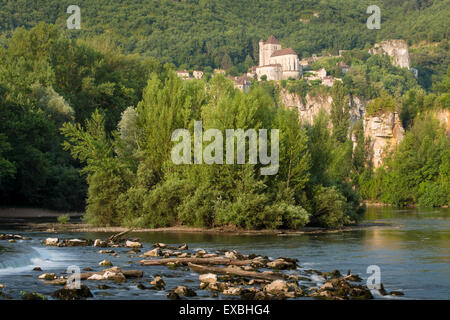 Am frühen Morgen über den Fluss Lot und mittelalterliche Stadt von Saint-Cirq-Lapopie, Midi-Pyrenäen, Frankreich Stockfoto