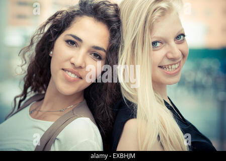 blonde und Brünette schöne stilvolle junge Frauen in der Stadt Stockfoto