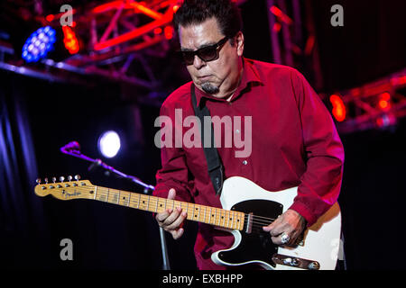 Lugano-Schweiz. 9. Juli 2015. Die mexikanischen American Rock Band LOS LOBOS führt live auf der Bühne Piazza Della Riforma während "Estival Jazz 2015" Credit: Rodolfo weitertransferiert/Alamy Live News Stockfoto