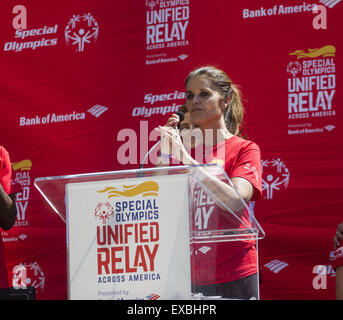 Los Angeles, Kalifornien, USA. 10. Juli 2015. Ehemalige California First Lady spricht Maria Shriver als Fackelträger die Fackel kommen in der Innenstadt von Los Angeles, wo ein Kessel zwei Wochen vor der Eröffnungsfeier der Special Olympics World Games auf Freitag, 10. Juli 2015 beleuchtet werden. Bildnachweis: ZUMA Press, Inc./Alamy Live-Nachrichten Stockfoto