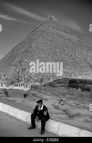 Wache an der großen Pyramiden, Gizeh, Ägypten Stockfoto