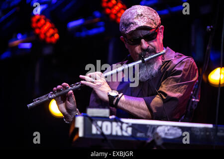 Lugano-Schweiz. 9. Juli 2015. Die mexikanischen American Rock Band LOS LOBOS führt live auf der Bühne Piazza Della Riforma während "Estival Jazz 2015" Credit: Rodolfo weitertransferiert/Alamy Live News Stockfoto