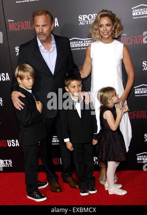 Kevin Costner, Christine Baumgartner, Grace Avery Costner, Hayes Logan Costner und Cayden Wyatt Costner. Stockfoto