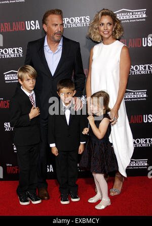 Kevin Costner, Christine Baumgartner, Grace Avery Costner, Hayes Logan Costner und Cayden Wyatt Costner. Stockfoto