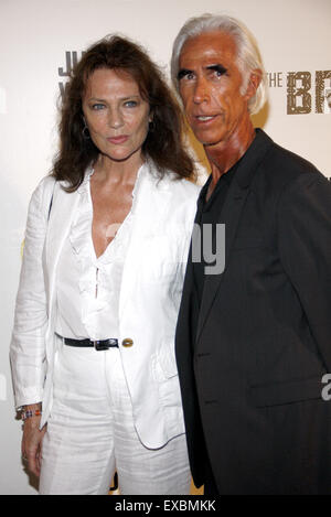 Jacqueline Bisset auf der Los Angeles Premiere von "The Bridge" statt im Teatro DGA in Hollywood am 8. Juli 2013. Stockfoto