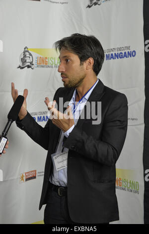 Bellmore, New York, USA. 10. Juli 2015. MICHAEL NAKACHE, der Regisseur des Kurzfilms Übertragung, wird bei der Opening Night Galavorstellung und Technical Awards Präsentation des LIIFE, Long Island International Film Expo, in der Lounge Filmemacher interviewt. Übertragung ist über eine junge Psychoanalytiker deren neuen Patienten mehr ist, als sie erwartet hatte. LIIFE Veranstaltungen wie Vorführungen nebenan bei Bellmore Filme, Platten und Zeremonien, erstrecken sich vom 9. Juli bis 16. Juli. © Ann Parry/ZUMA Draht/Alamy Live-Nachrichten Stockfoto