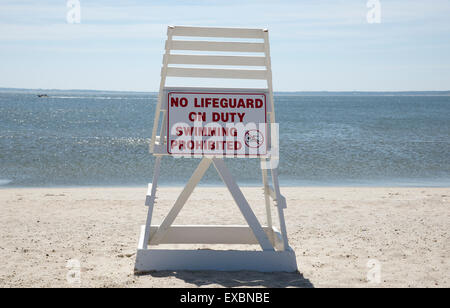 Rettungsschwimmer Stuhl auf Jamesport Strand Long Island USA A vakanten Stuhl Stockfoto