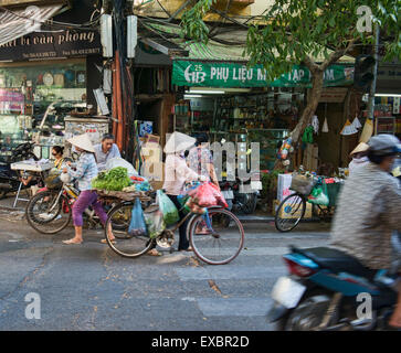 Straßenhändler, kommt der Markt auf der Straße in Hanoi, Vietnam Stockfoto