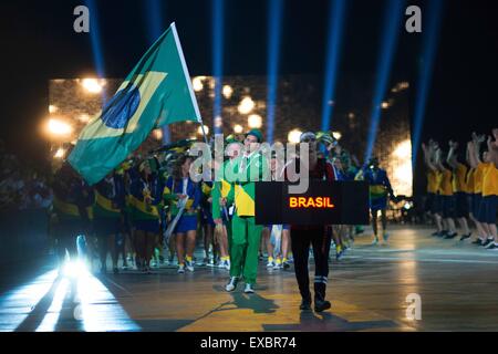 Toronto, Ontario, Kanada. 11. Juli 2015. 10. Juli 2015 - Toronto, Kanada - Team Brasilien tritt die Pan bin Kuppel während der Eröffnungszeremonie der Pan bin Games in Toronto, Kanada. Bildnachweis: James Macdonald/ZUMA Draht/Alamy Live-Nachrichten Stockfoto