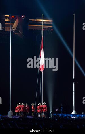 Toronto, Ontario, Kanada. 11. Juli 2015. 10. Juli 2015 - Toronto, Kanada - Royal Canadian Mounted Police die kanadische Flagge hissen während der ersten Hälfte der Pfanne bin Spiele Eröffnungsfeier im Pan bin Dome in Toronto, Kanada. Bildnachweis: James Macdonald/ZUMA Draht/Alamy Live-Nachrichten Stockfoto