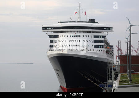 Halifax, Nova Scotia, Kanada. 10. Juli 2015. Die Queen Mary 2 im dock in Halifax, Nova Scotia in Kanada. Das Schiff besucht Halifax als Bestandteil der Cunard-Line Feierlichkeiten zum 175-jährigen da die Britannia den Atlantik überquert. Bildnachweis: Stuart Forster/Alamy Live-Nachrichten Stockfoto