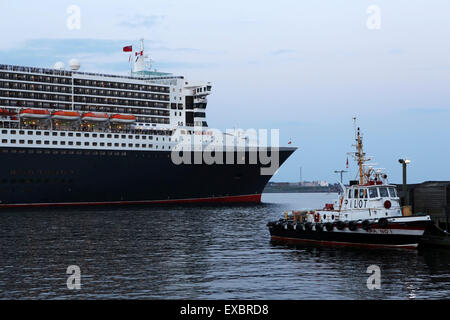 Halifax, Nova Scotia, Kanada. 10. Juli 2015. Die Queen Mary 2 verlässt Halifax, Nova Scotia in Kanada. Das Schiff besucht Halifax als Bestandteil der Cunard-Line Feierlichkeiten zum 175-jährigen da die Britannia den Atlantik überquert. Bildnachweis: Stuart Forster/Alamy Live-Nachrichten Stockfoto