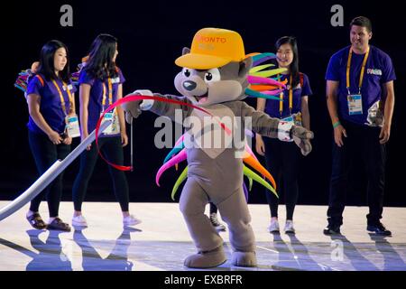 Toronto, Kanada. 10. Juli 2015. Foto aufgenommen am 10. Juli 2015 zeigt Maskottchen Pachi ausführen während der Eröffnungsfeier der 17. Pan American Games in Toronto, Kanada, 10. Juli 2015 ein gekleidet. Bildnachweis: Zou Zheng/Xinhua/Alamy Live-Nachrichten Stockfoto