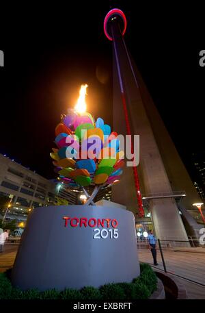 Toronto, Kanada. 10. Juli 2015. Foto aufgenommen am 10. Juli 2015 zeigt, dass der Kessel bei der feierlichen Eröffnung der 17. Pan American Games in Toronto, Kanada, 10. Juli 2015 beleuchtet ist. Bildnachweis: Zou Zheng/Xinhua/Alamy Live-Nachrichten Stockfoto