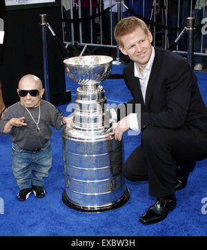 Verne Troyer und Chris Osgood an der Los-Angeles-premiere von "Love Guru" in der Graumans Chinese Theatre in Hollywood statt. Stockfoto