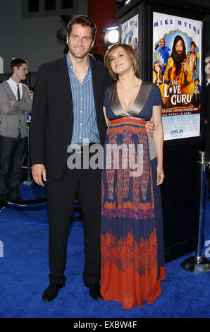 Mike Myers und Mariska Hargitay an der Los-Angeles-premiere von "Love Guru" in der Graumans Chinese Theatre in Hollywood statt. Stockfoto