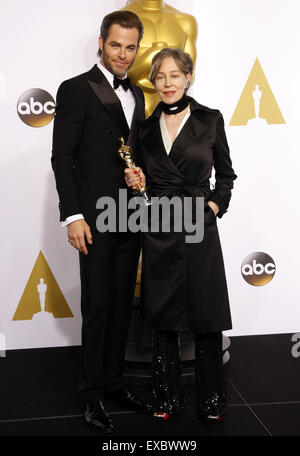 Milena Canonero und Chris Pine in der 87. Annual Academy Awards - Presseraum im Loews Hollywood Hotel in Hollywood statt. Stockfoto