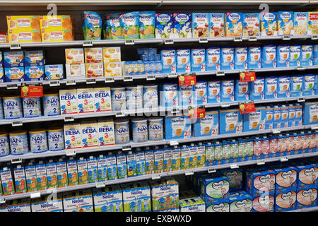 Gang mit Kleinkinder Lebensmittel in einem Supermarkt Stockfoto