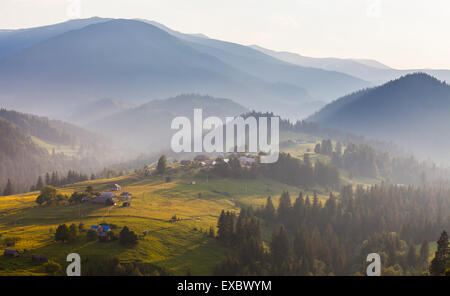 Nebligen Morgen in den Karpaten. Der Ukraine Stockfoto