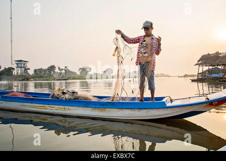 Ein Fischer auf See Tonle Sap in Kambodscha hält ein Netz zeigen die Fische fing er über Nacht. Stockfoto