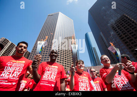 Los Angeles, USA. 10. Juli 2015. Die Fackel Fackelträger kommen in der Innenstadt von Los Angeles für die Special Olympics Unified Relais Across America auf 10. Juli 2015. Der Los Angeles wird Gastgeber der Special Olympic World Spiele vom 25 Juli bis 2. August. Bildnachweis: Zhao Hanrong/Xinhua/Alamy Live-Nachrichten Stockfoto