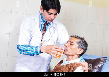 indischer Arzt Krankenhaus Patienten Fütterung Saft Stockfoto