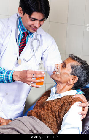 indischer Arzt Krankenhaus Patienten Fütterung Saft Stockfoto