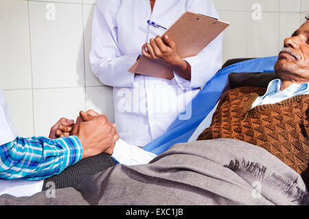 indischer Arzt Krankenhaus Behandlung des Patienten Stockfoto