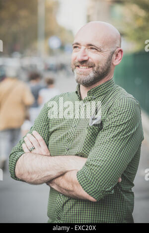 hübscher Mann mittleren Alters in der Stadt Stockfoto