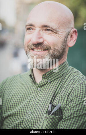 hübscher Mann mittleren Alters in der Stadt Stockfoto