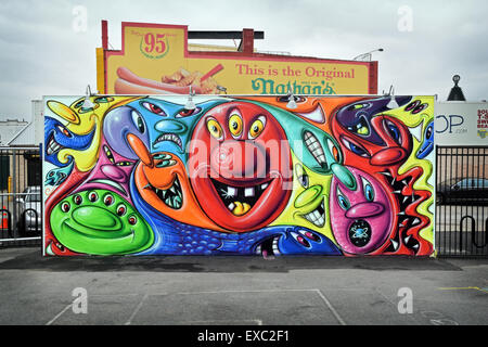 Eines der 30 oder so CONEY ART Mauern in Coney Island, Brooklyn, New York City. Nathans ist im Hintergrund. Stockfoto