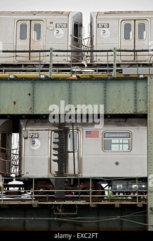 Zwei erhöhten u-Bahnen laufen auf separaten Spuren in Coney Island Brooklyn, New York Stockfoto