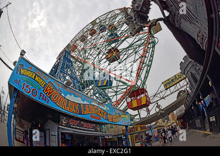 Ein Fisheye-Objektiv-Blick auf das Wonder Wheel in Coney Island, Brooklyn, New York Stockfoto