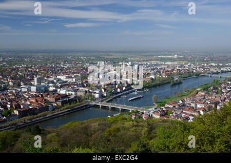 mit Blick auf alte Stadt Altstadt Heidelberg und den Neckar oberhalb des Philosophen Weg Stockfoto