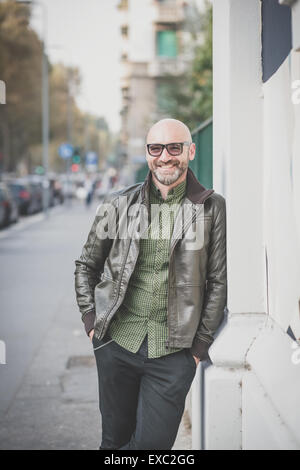 hübscher Mann mittleren Alters in der Stadt Stockfoto