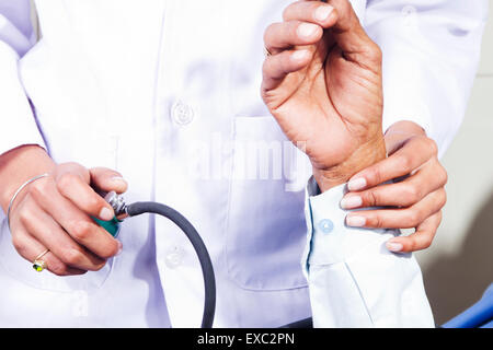 Arzt Krankenhaus Patienten Blutdruck überprüfen Stockfoto