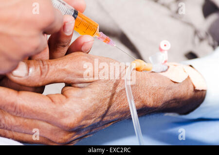 Arzt Krankenhaus Patienten Behandlung Injektion Stockfoto