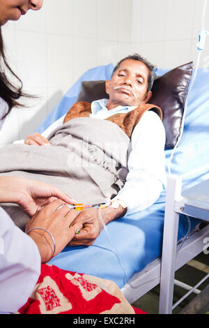 indische Krankenschwester Krankenhaus Patienten Behandlung Injektion Stockfoto