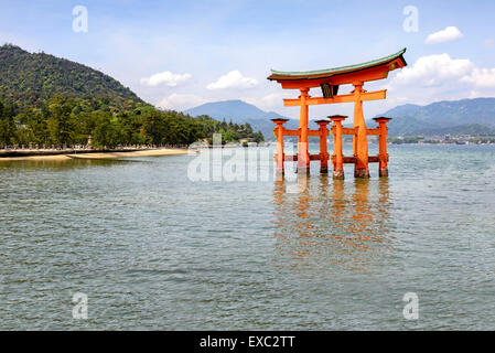 Das floating Gate Torii des Itsukushima-Schrein, Japan. Itsukushima-Schrein ist ein Shinto-Schrein auf der Insel Itsukushima. Stockfoto