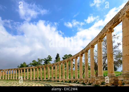 Blick auf das ovale Forum Kolonnade in alten Jerash, Jordanien - Jerash ist das Gelände der Ruinen von der griechisch-römischen Stadt Gerasa. Stockfoto