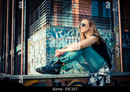 junge schöne blonde Frau in der Stadt Stockfoto